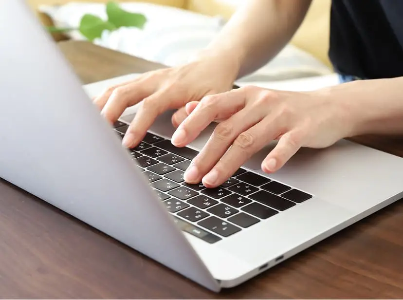 調べ事をする様子